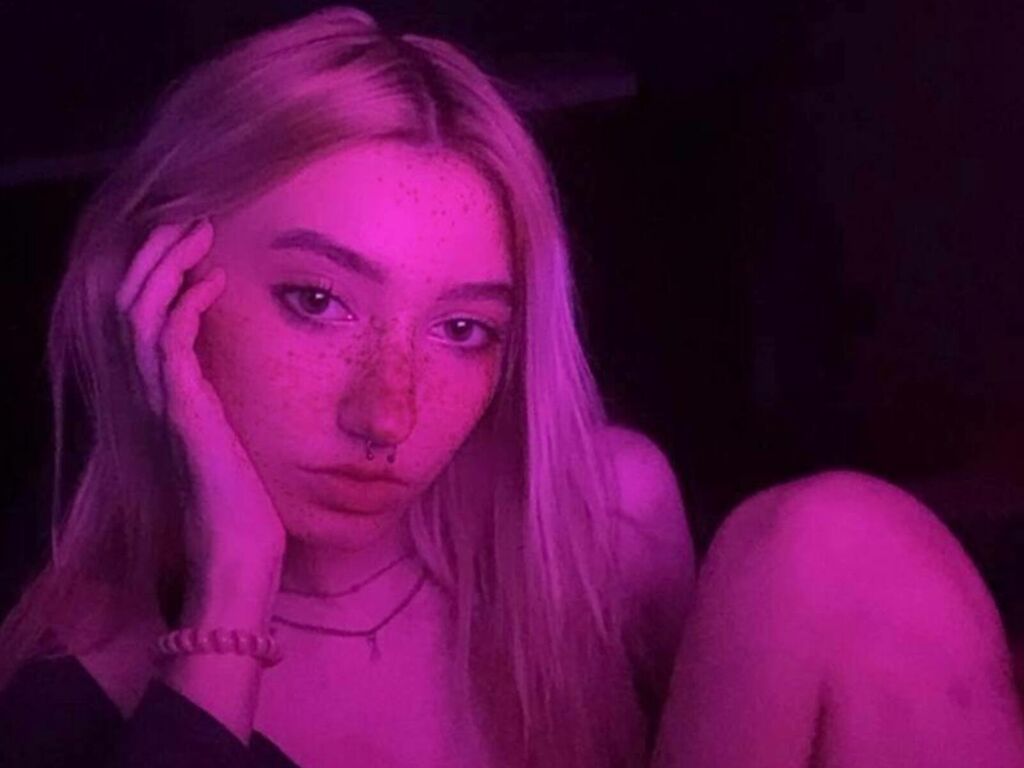 Rate Hot Cam Girl AnyLogan
